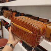 کیفشوزبگ (دستی) چرمی ۵ زیپه کروکو با جاکارتی مدل C339