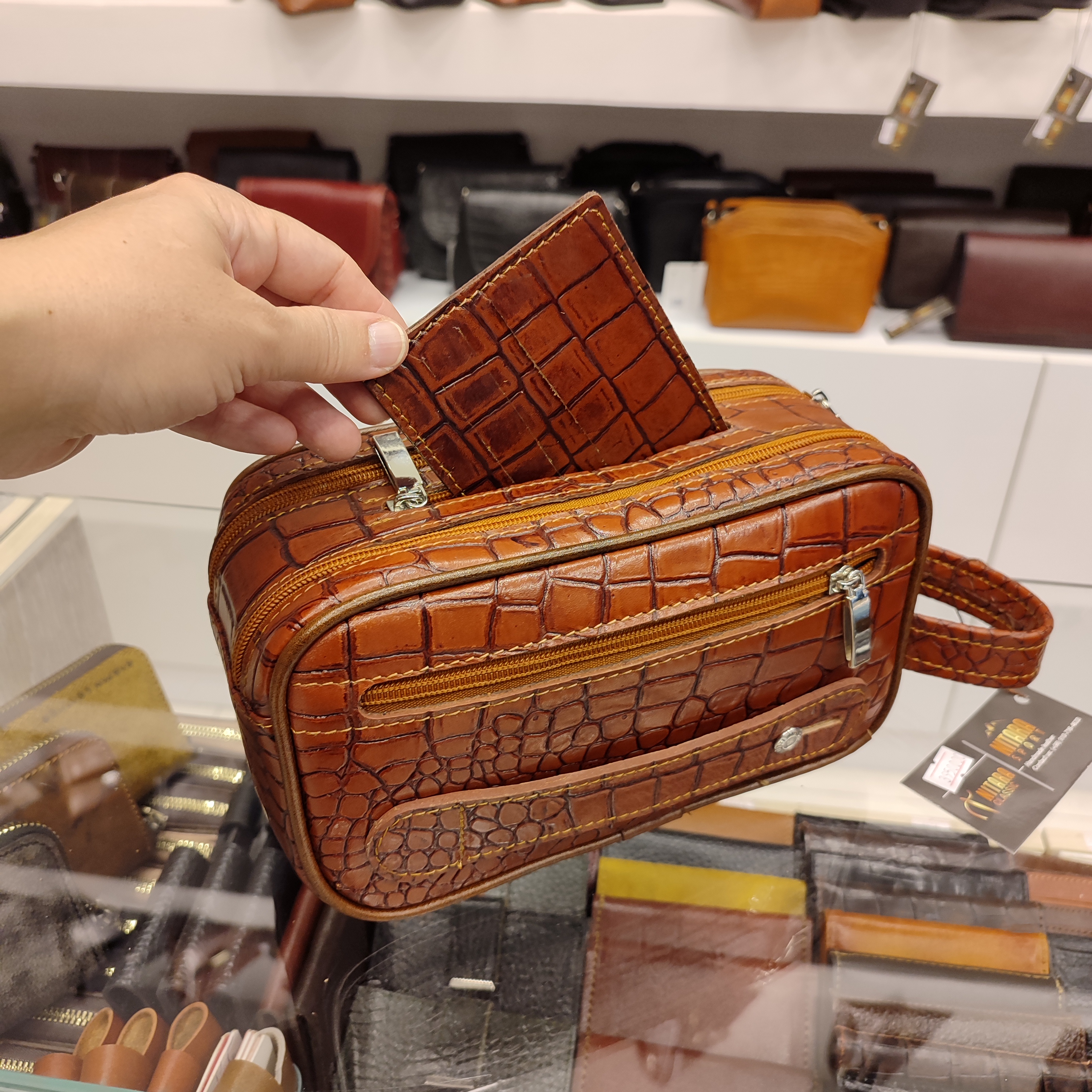کیف‌شوزبگ‌ (دستی) چرمی ۵ زیپه کروکو با جاکارتی مدل C339