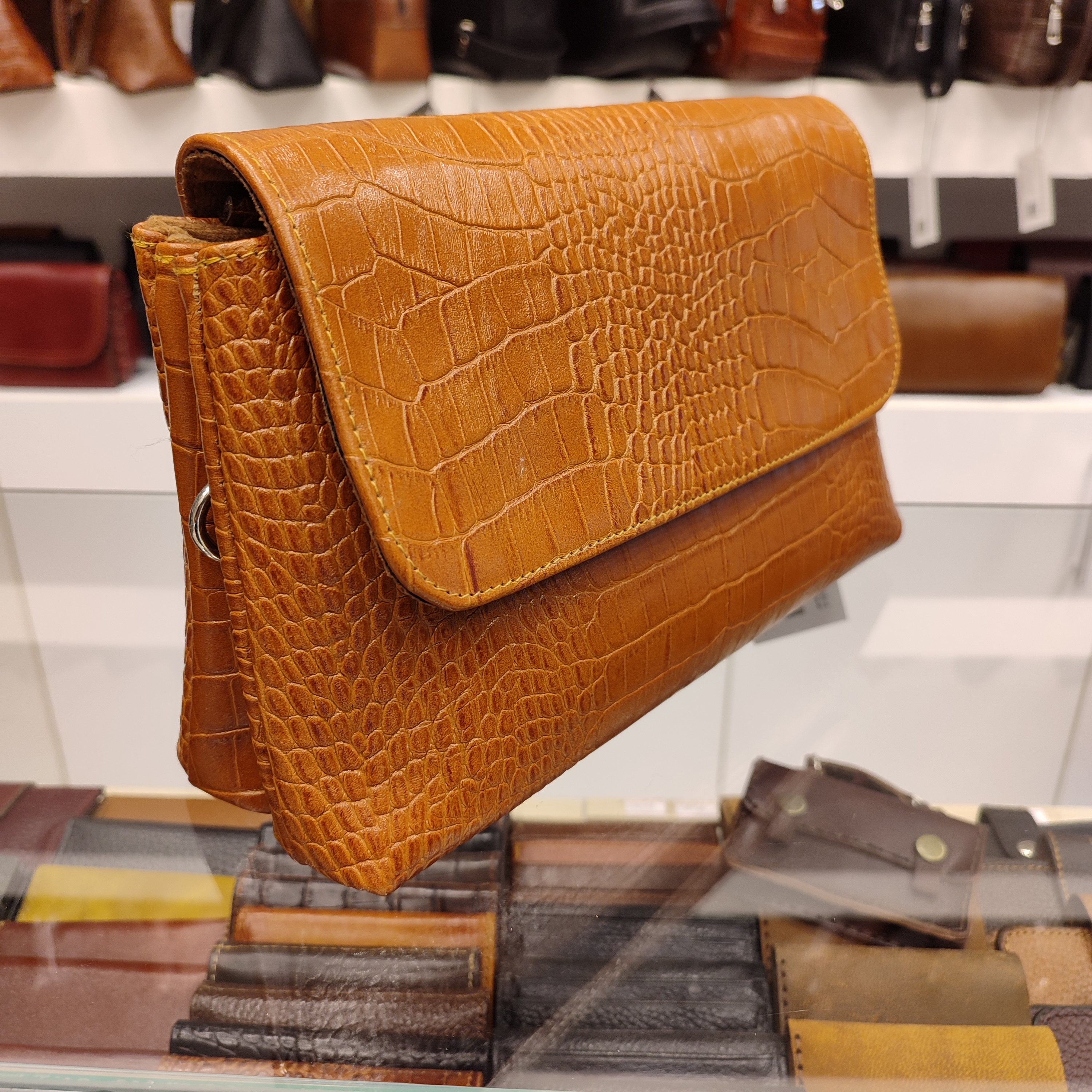 کیف زنانه چرمی رودوشی سه فضایی کروکو مدل C654