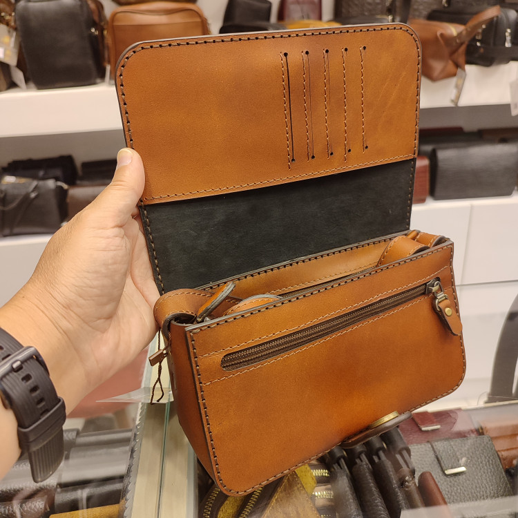 کیف زنانه چرمی دست دوز رودوشی کریزی هورس مدل C739