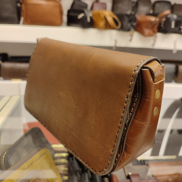 کیف زنانه چرمی دست دوز رودوشی کریزی هورس مدل C745