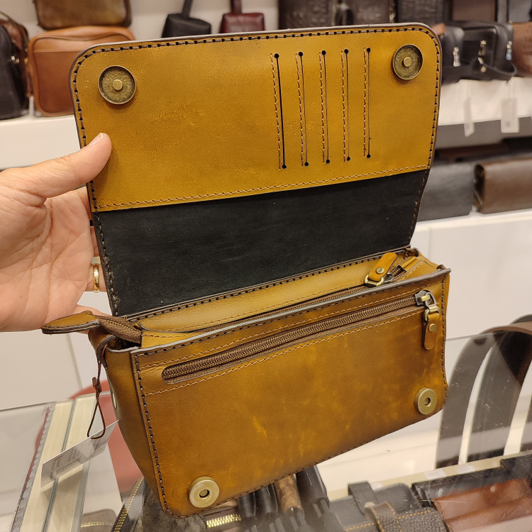 کیف زنانه چرمی دست دوز رودوشی کریزی هورس مدل C746